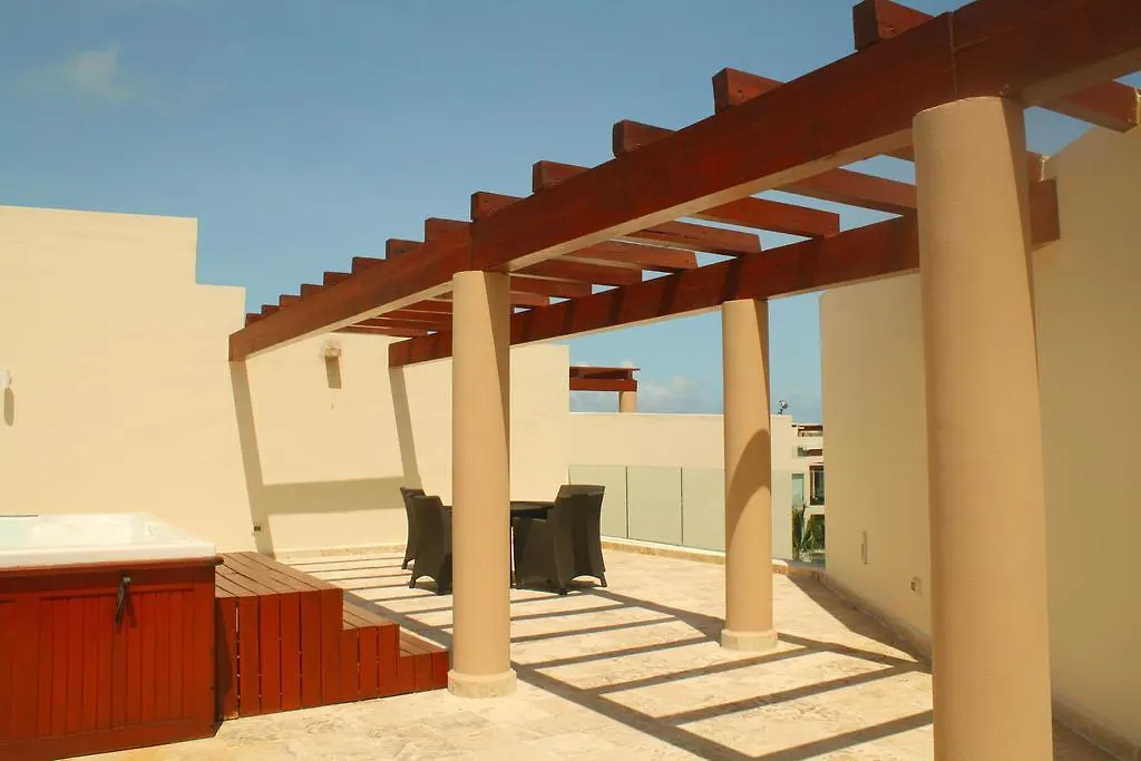 פלאייה דל כרמן The Elements Oceanfront & Beachside Condo Hotel