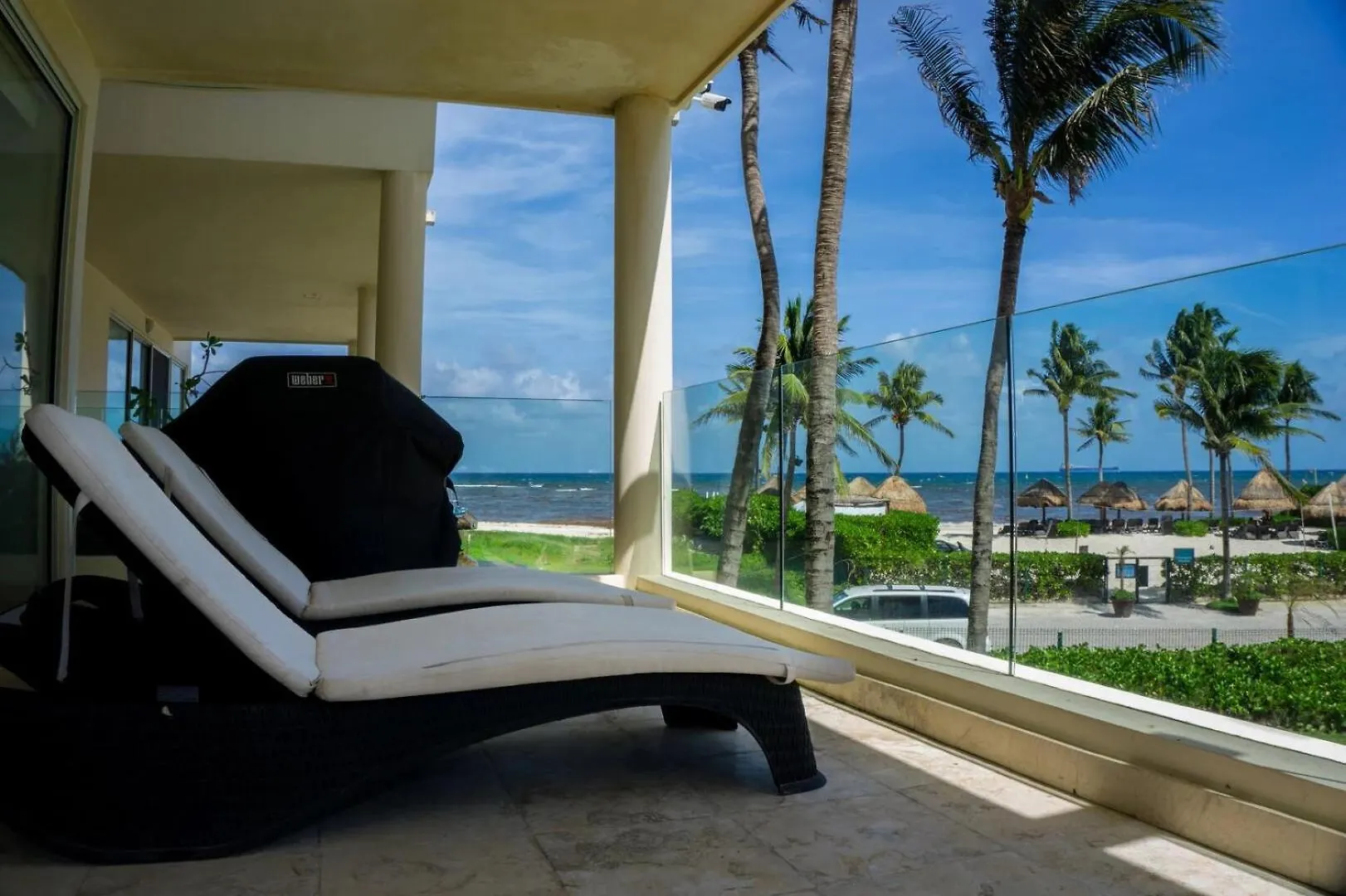 פלאייה דל כרמן The Elements Oceanfront & Beachside Condo Hotel