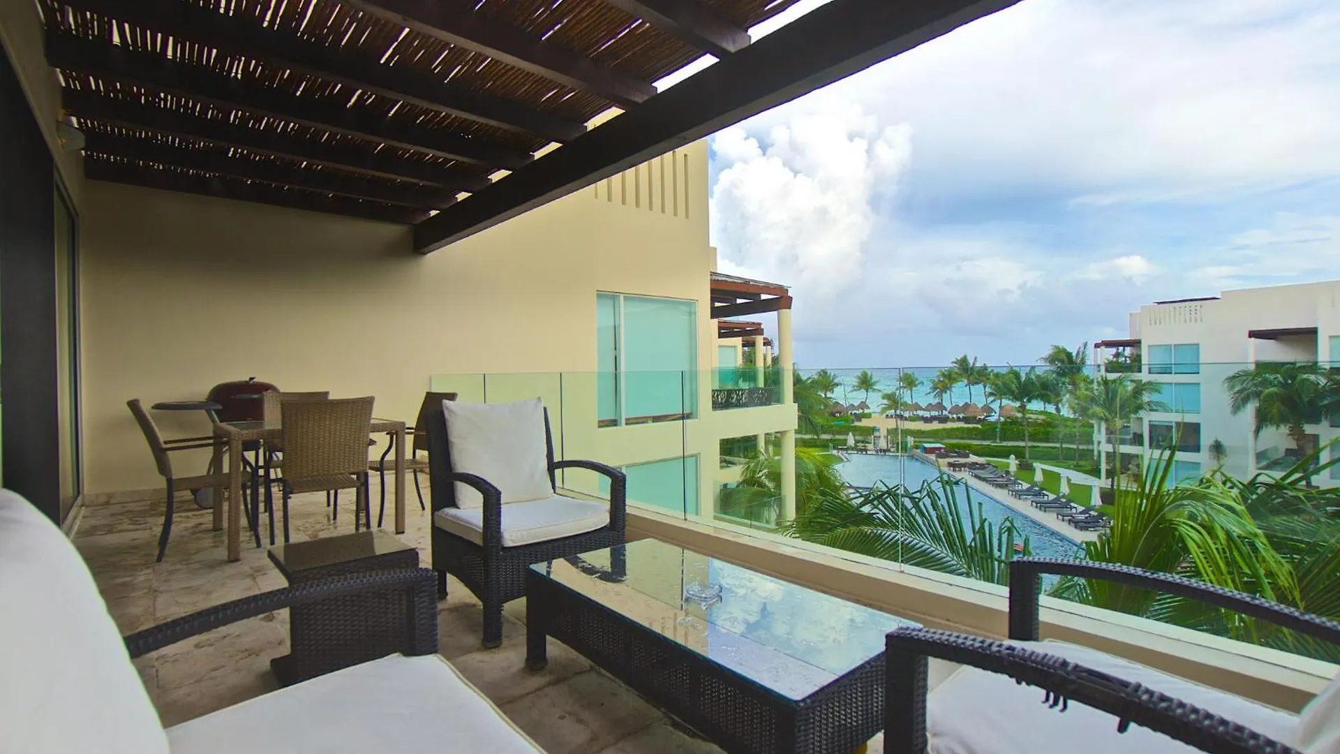 מלון דירות פלאייה דל כרמן The Elements Oceanfront & Beachside Condo Hotel